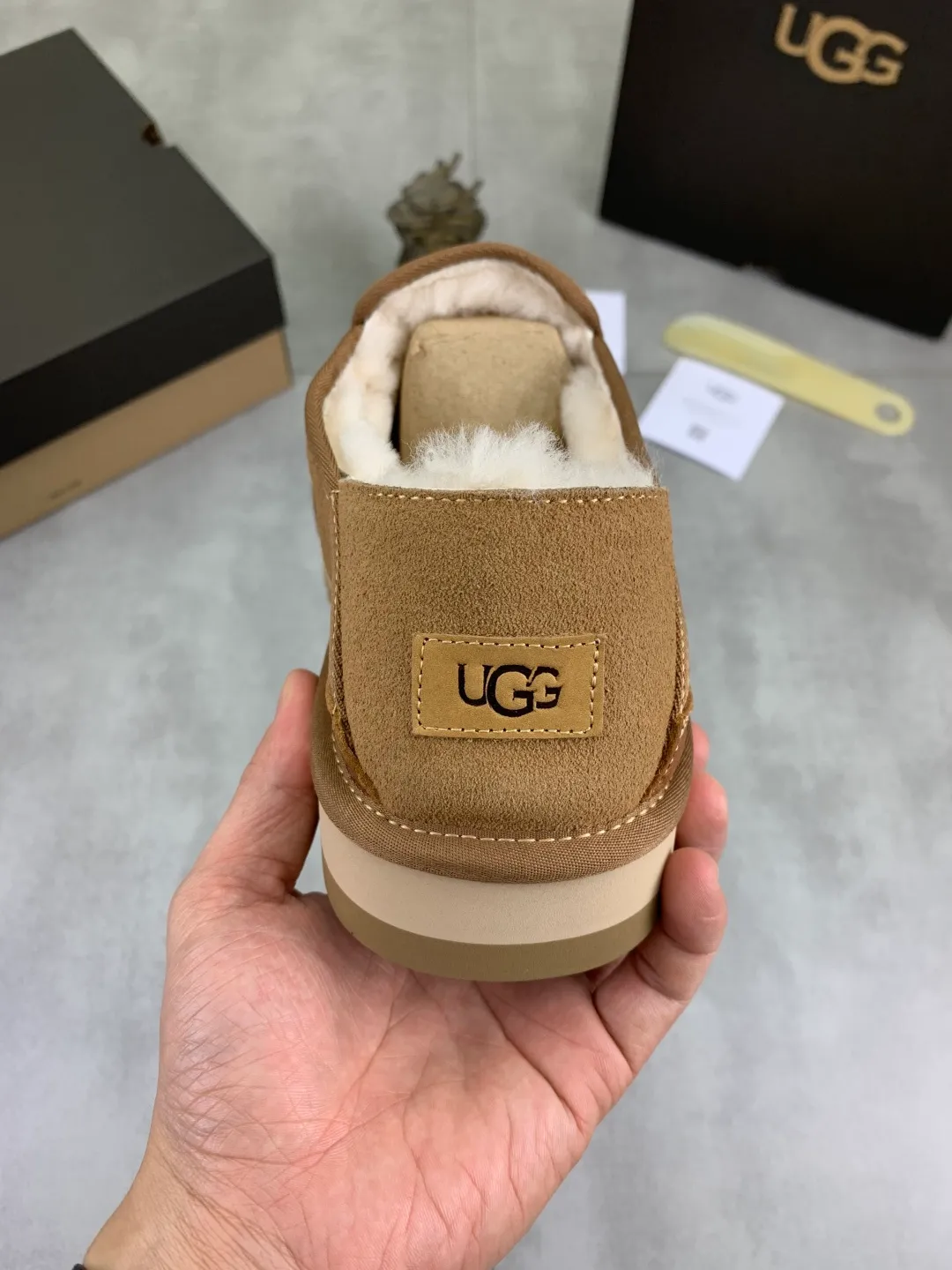 Men's men's shoes 💰P480 New top version UGG 2025 autumn and winter new high-top casual shoes new series Ansley Mules Fashionable and comfortable shallow flat slip-on casual loafers ✨ Classic suede cowhide with 10mm wool lining Insole suede collar Soft and comfortable ❤️ Decorated with UGG classic heat embossed brand logo on the back side Full texture Lightweight rubber sole Anti-slip, wear-resistant and comfortable Color: Black Brown Size: 39-45